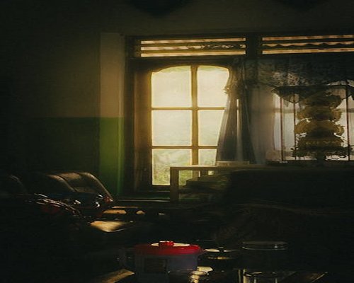 Orang melihat ke luar jendela saat jeda